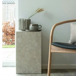 Bout de canapé design - forme haute, effet marbre beige TRINITE