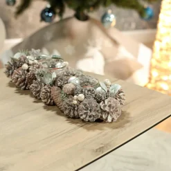 Centre de table de Noël effet givré avec pommes de pin, baies et 4 bougeoirs en verre