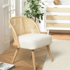 Chaise basse bois clair tissu blanc bouclé et rotin TIM