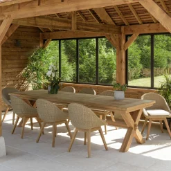 Salon de jardin teck naturel 1 table pieds en croix 320 cm + 8 chaises arrondies résine tressée MANY