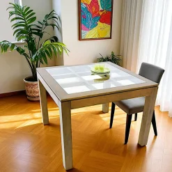 Table de repas carrée Hévéa avec plateau verre posé sur quadrillage bois 100x100x76cm HELENA